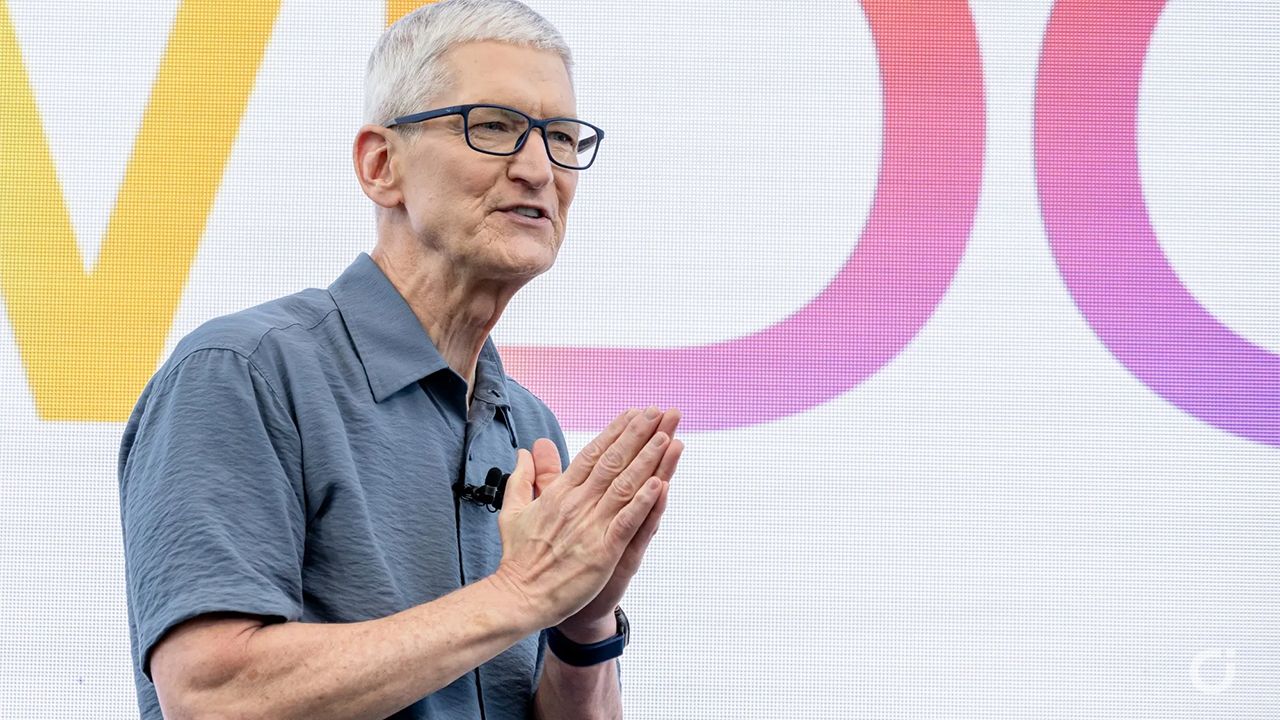 Tim Cook riunisce i dipendenti Apple per parlare di AI e futuro