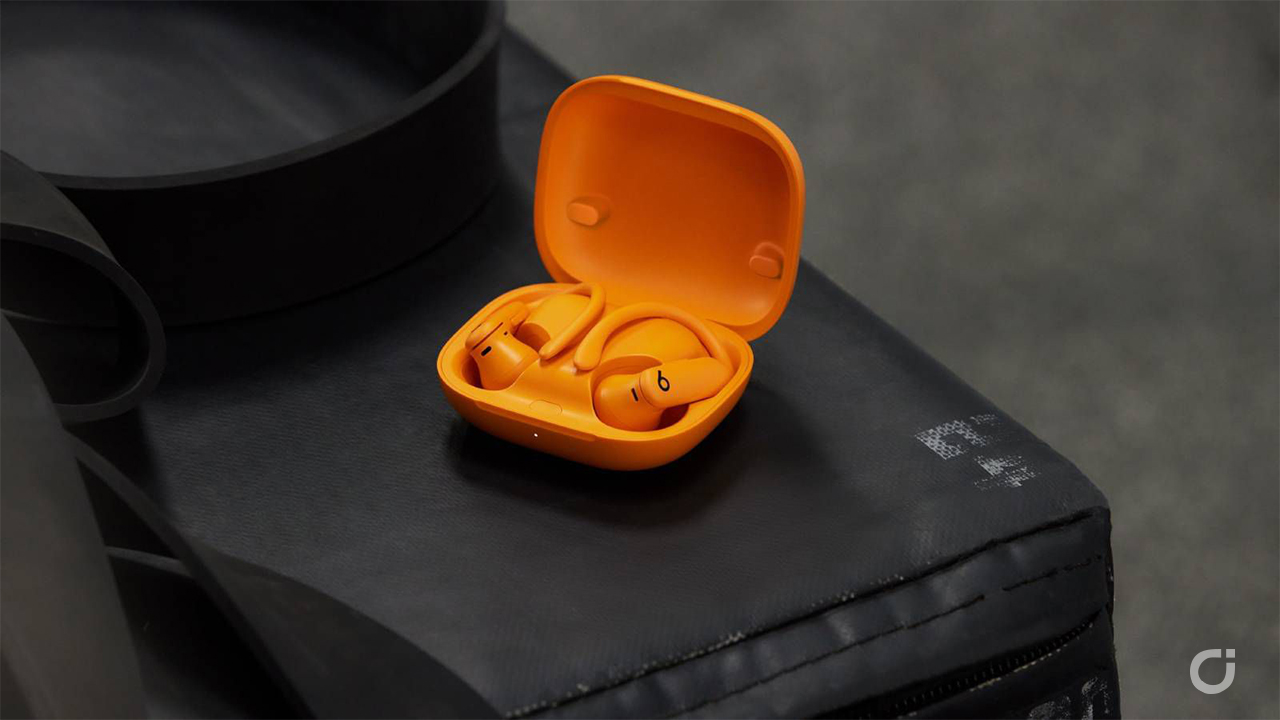 Apple aggiorna il firmware dei PowerBeats Pro 2 e introduce le novità di iOS 26