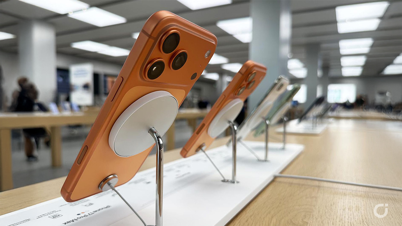 Apple ha iniziato a modificare i suoi stand MagSafe nei negozi per prevenire i graffi sugli iPhone 17 Pro