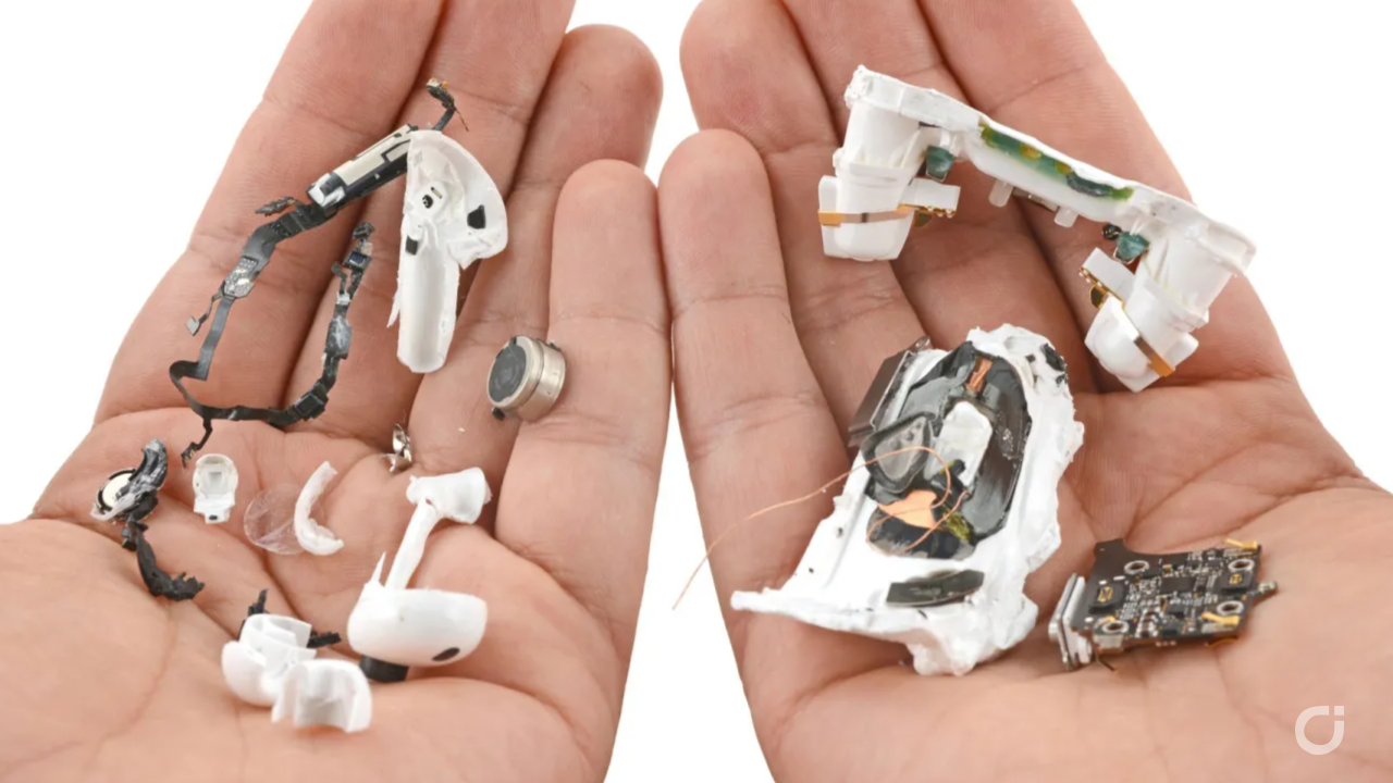 AirPods Pro 3 smontati da iFixit, riparazione impossibile e punteggio di zero su dieci